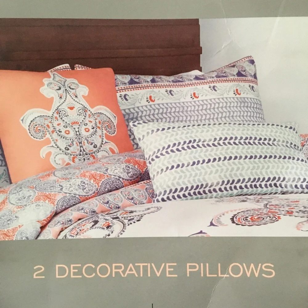 Decorative pillows set